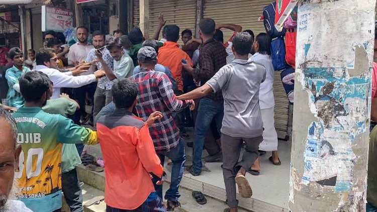 তালতলী উপজেলা বিএনপির দুই পক্ষের সংঘর্ষে ২০ জন আহত হয়। পরে নৌবাহিনী ও পুলিশ সদস্যরা লাঠিপেটা করে পরিস্থিতি নিয়ন্ত্রণ করে। ছবি: আজকের পত্রিকা
