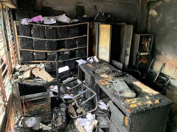 আজ সকাল ৭টার দিকে বরগুনা জেলা নির্বাচন অফিসে অগ্নিকাণ্ডের ঘটনা ঘটে। ছবি: আজকের পত্রিকা