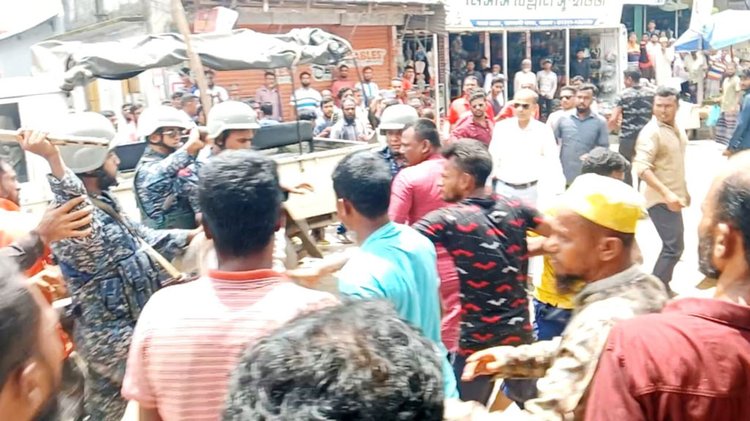 তালতলী উপজেলা বিএনপির দুই পক্ষের সংঘর্ষে ২০ জন আহত হয়। পরে নৌবাহিনী ও পুলিশ সদস্যরা লাঠিপেটা করে পরিস্থিতি নিয়ন্ত্রণ করে। ছবি: আজকের পত্রিকা