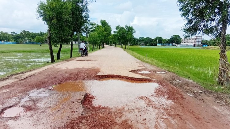 বরগুনার আমতলী-তালতলী উপজেলার যোগাযোগের একমাত্র সড়কের বেহাল দশা। ছবি: আজকের পত্রিকা