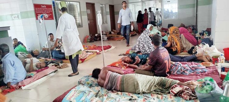 বরগুনা জেনারেল হাসপাতালে শয্যার অভাবে মেঝেতে বিছানা পেতে চিকিৎসা নিচ্ছে রোগীরা। ছবি: আজকের পত্রিকা