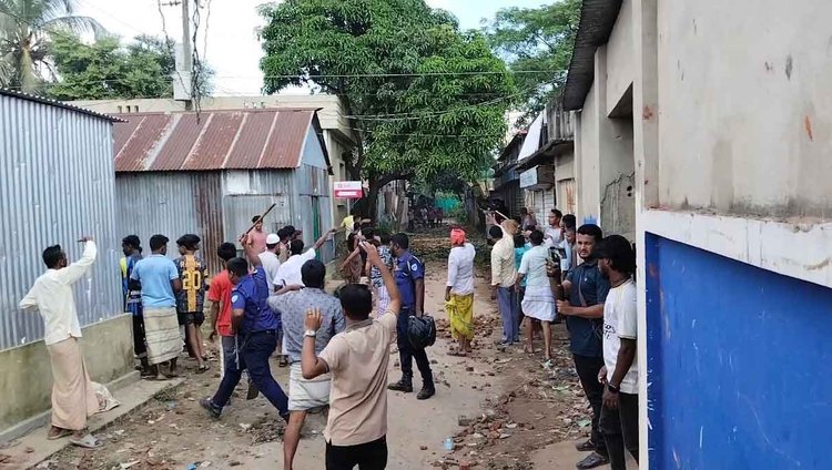 পুলিশ পরিস্থিতি নিয়ন্ত্রণের চেষ্টা করছে। ছবি: আজকের পত্রিকা