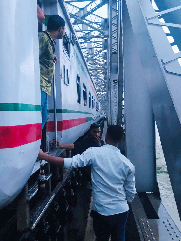 মেঘনা রেলসেতুতে গিয়ে ইঞ্জিন বিকল হয়ে আটকে রয়েছে মহানগর এক্সপ্রেস। ছবি: আজকের পত্রিকা