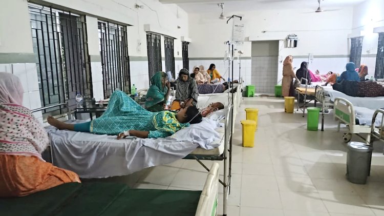 ব্রাহ্মণপাড়া উপজেলা স্বাস্থ্য কমপ্লেক্সে ভর্তি থেকে চিকিৎসা নিচ্ছে রোগীরা। ছবি: আজকের পত্রিকা