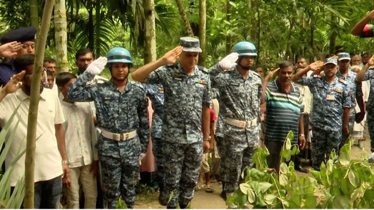 রাজধানীর উত্তরায় মাইলস্টোন স্কুল অ্যান্ড কলেজে বিমান দুর্ঘটনায় নিহত আয়া মাসুমার সমাধিতে বিমানবাহিনীর শ্রদ্ধা। ছবি: আজকের পত্রিকা
