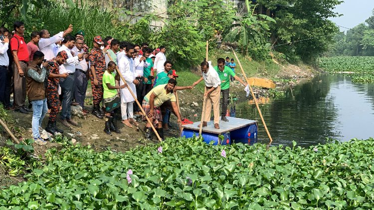 রাজশাহীর গাঙপাড়া খাল পরিষ্কার কার্যক্রমের উদ্বোধন। ছবি: আজকের পত্রিকা