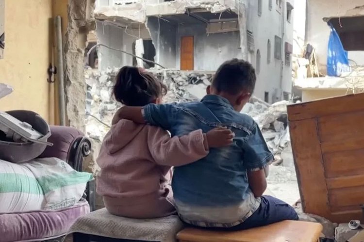 ভাইয়ের সঙ্গে এলহাম। ছবি: আল-জাজিরা