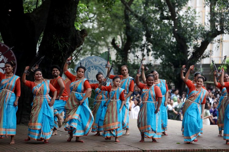 ঢাকা বিশ্ববিদ্যালয়ের চারুকলা অনুষদের বকুলতলায় আজ শুক্রবার সকালে অনুষ্ঠিত হয় বর্ষাবরণ নৃত্যানুষ্ঠান ‘ঘনঘটা ২’। ছবি: আজকের পত্রিকা