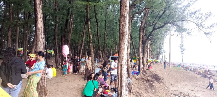 সমুদ্র সৈকতে বর্ষা উৎসব উপভোগ করছে রাখাইন পরিবারগুলো। ছবি: আজকের পত্রিকা