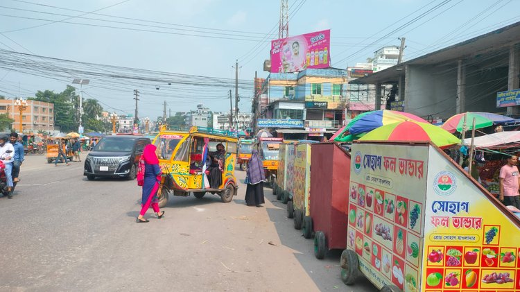 বিসিসির লোগো লাগিয়ে রাতারাতি সড়ক-ফুটপাতে বসানো হয়েছে ফলের দোকান। ছবি: আজকের পত্রিকা