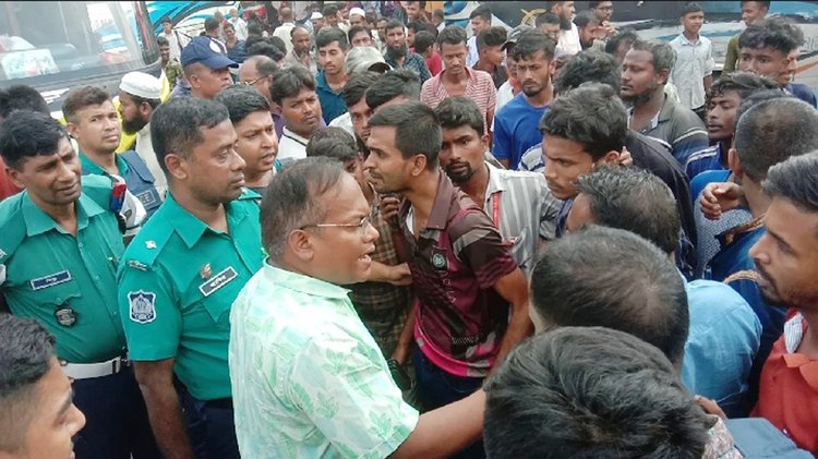 ছাত্র-জনতার ঢাকা-বরিশাল মহাসড়ক অবরোধের পাল্টা অবস্থান বাসশ্রমিকদের। ছবি: আজকের পত্রিকা