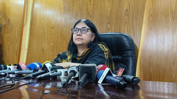 উপাচার্য ড. শুচিতা শরমিন আজ বেলা ১১টায় সংবাদ সম্মেলনে আগের দিন অনুষ্ঠিত সিন্ডিকেট সভার সিদ্ধান্তগুলো তুলে ধরেন। ছবি: আজকের পত্রিকা