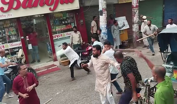জিএম কাদেরের বাসভবনে হামলার প্রতিবাদে শনিবার বিকেলে বরিশালে আয়োজিত বিক্ষোভ মিছিলে হামলার ঘটনায় অন্তত ১০ জন আহত হয়। ছবি: আজকের পত্রিকা