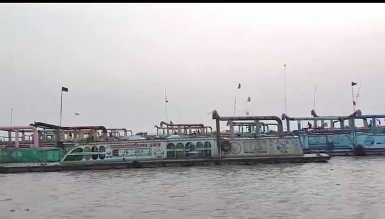 হিজলার সাওরাখালী এলাকায় মেঘনা নদীতে গতকাল শনিবার অভিযান চালিয়ে কোস্ট গার্ডের সদস্যরা ৫৩টি ড্রেজার ও ৩৬টি বাল্কহেড জব্দ করেন। গ্রেপ্তার করা হয় ইজারাদার বাসেদসহ ছয়জনকে। তাঁদের কাছ থেকে উদ্ধার করা হয় ১ কোটি ১৩ লাখ টাকা। ছবি: আজকের পত্রিকা