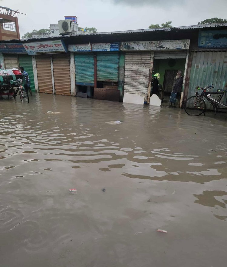বরিশালে কীর্তনখোলার তীরবতী এলাকা প্লাবিত। ছবি: আজকের পত্রিকা