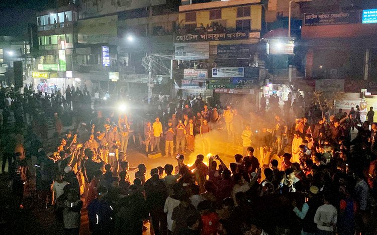 বরিশালের নথুল্লাবাদে আজ শনিবার রাতে পরিবহনশ্রমিকদের সঙ্গে সংঘর্ষের পর শিক্ষার্থীদের বিক্ষোভ। ছবি: আজকের পত্রিকা