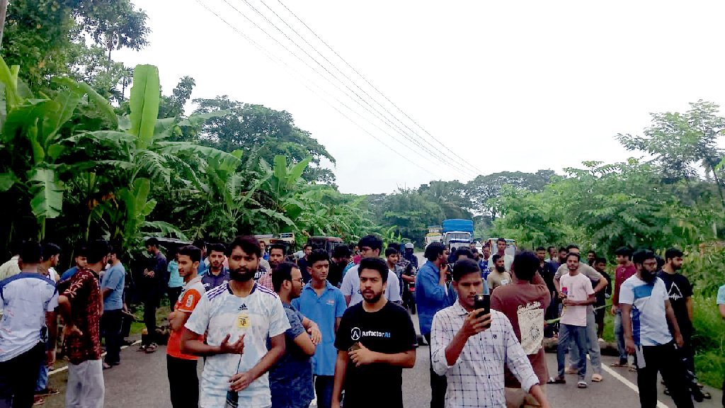 বরিশাল ইঞ্জিনিয়ারিং কলেজের শিক্ষার্থীদের মহাসড়ক ব্লকেড