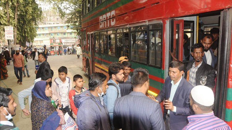 মঙ্গলবার রেলওয়ে রানিং স্টাফদের কর্মবিরতির কারণে ট্রেন চলাচল বন্ধ থাকায় চট্টগ্রাম রেলস্টেশনে আটকে পড়া যাত্রীদের বিআরটিসি বাসে গন্তব্যে পৌঁছে দেয় রেলওয়ে। ছবি: আজকের পত্রিকা