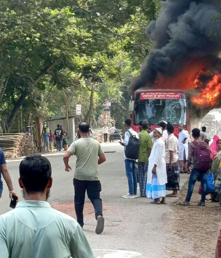 চলন্ত বাসে হঠাৎ আগুন ধরে যায়। ছবি: আজকের পত্রিকা