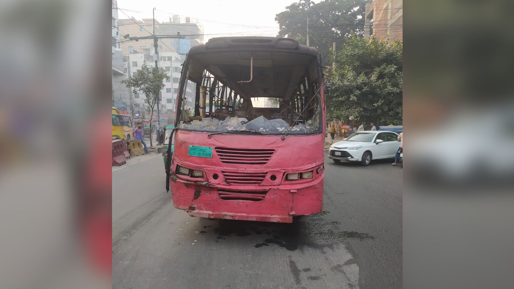 ভোরে রাজধানীর বাড্ডা ও শাহজাদপুরে দুটি বাসে আগুন