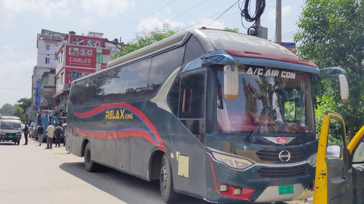 জব্দ করা বাস। ছবি: আজকের পত্রিকা
