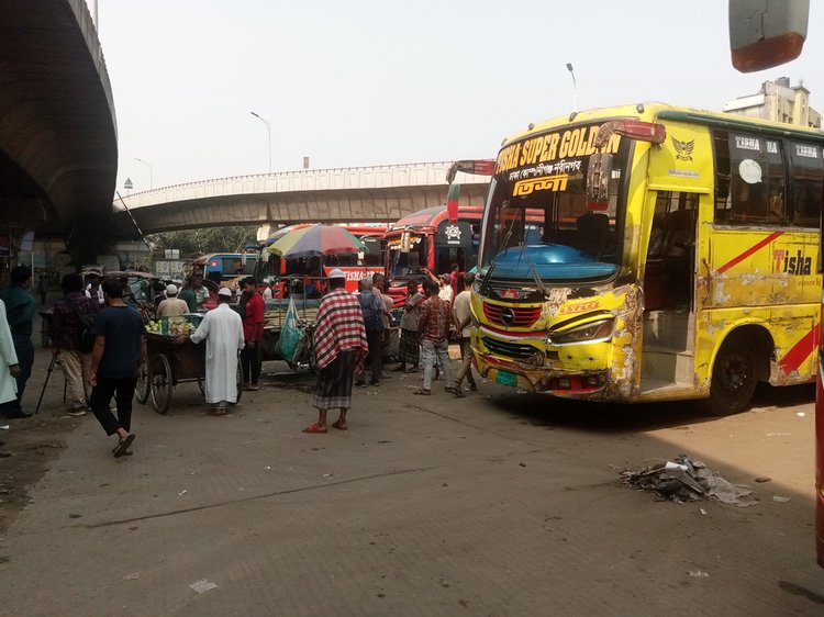 দূরপাল্লার বাসগুলো সকাল থেকে চলাচল বন্ধ ছিল। ছবি: আজকের পত্রিকা