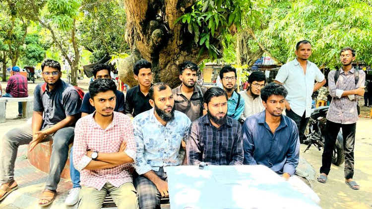 বিশ্ববিদ্যালয়ের পরিবহন মার্কেটে শিক্ষার্থীদের সংবাদ সম্মেলন। ছবি: আজকের পত্রিকা