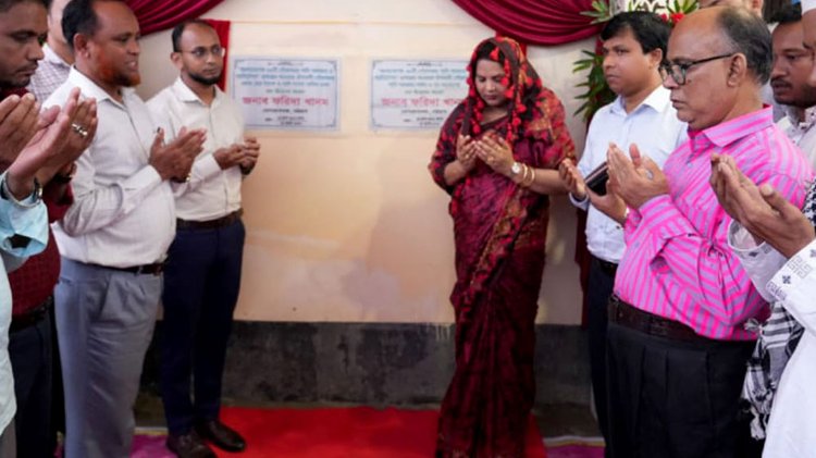 বাঁশখালী সরকারি বালিকা উচ্চ বিদ্যালয়ের জয়ন্তী কর্ণার, স্যানিটারি নেপকিন ভেন্ডিং মেশিন উদ্বোধন করেন চট্টগ্রাম জেলা প্রশাসক ও জেলা ম্যাজিস্ট্রেট ফরিদা খানম। ছবি: আজকের পত্রিকা