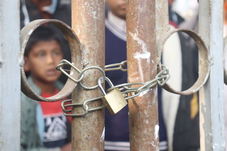 বিচারকের অপসারণ দাবিতে আদালতে বৈষম্যবিরোধীদের বিক্ষোভ। ছবি: আজকের পত্রিকা