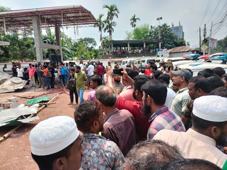 ভয়াবহ বিস্ফোরণে ভবন-গাড়ি ক্ষতিগ্রস্ত। ছবি: আজকের পত্রিকা