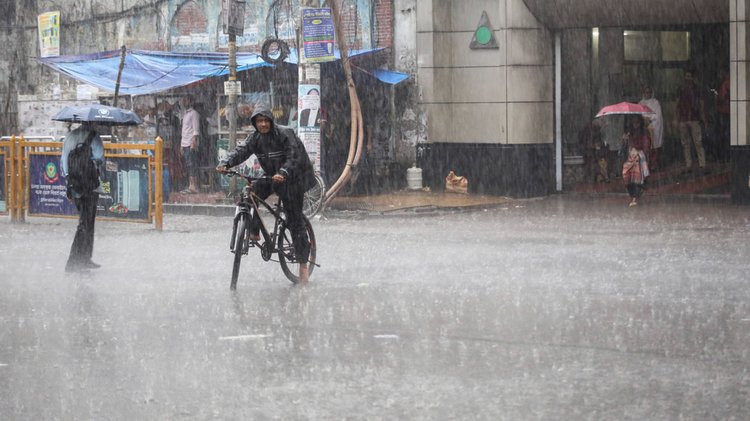 রাজধানীর দৈনিক বাংলা মোড় এলাকা থেকে তোলা। ছবি: আজকের পত্রিকা