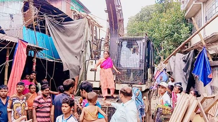 টঙ্গী বাজার হাজির মাজার বস্তিতে মাদকের আস্তানা উচ্ছেদ করল প্রশাসন ও রাজউক। ছবি: আজকের পত্রিকা