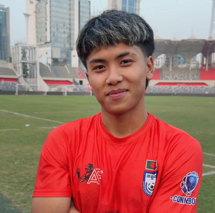 বীতশোক চাকমা লাতিন বাংলা সুপার কাপের কোনো ম্যাচেই পূর্ণ ৯০ মিনিট খেলার সুযোগ পাননি। ছবি: আজকের পত্রিকা