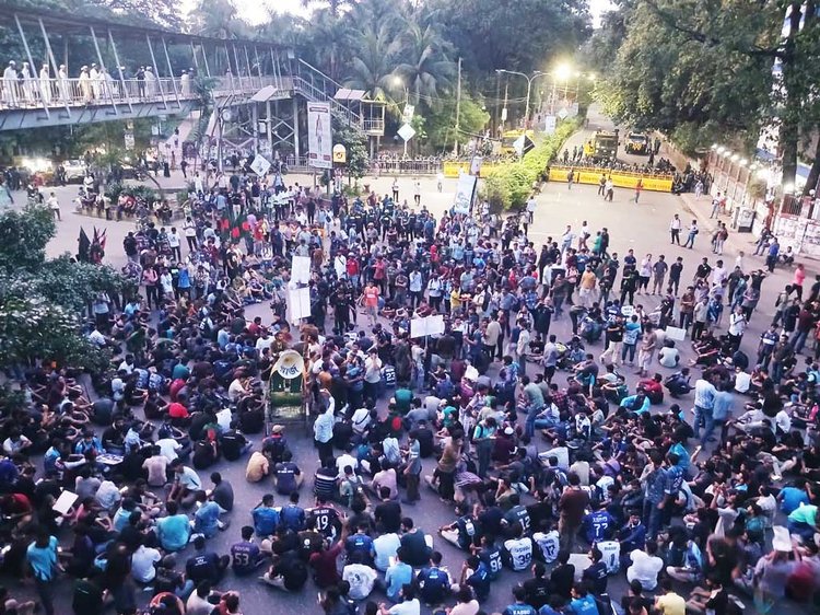 মৎস্য ভবন এলাকায় বুয়েট শিক্ষার্থীরা অবরোধ করেন। ছবি: আজকের পত্রিকা