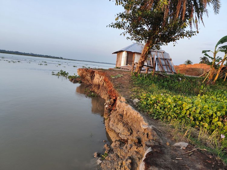 কারখানা নদীর তীরবর্তী কাছিপাড়া, কনকদিয়া ও বগা ইউনিয়নের ছয়-সাতটি গ্রামের প্রায় ৩০ হাজার মানুষ এখন পুরোপুরি ঝুঁকির মধ্যে। ছবি: আজকের পত্রিকা