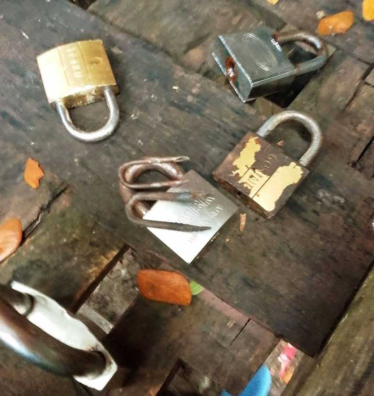দোকানপাটে চোরদের ভেঙে ফেলা তালা। ছবি: আজকের পত্রিকা