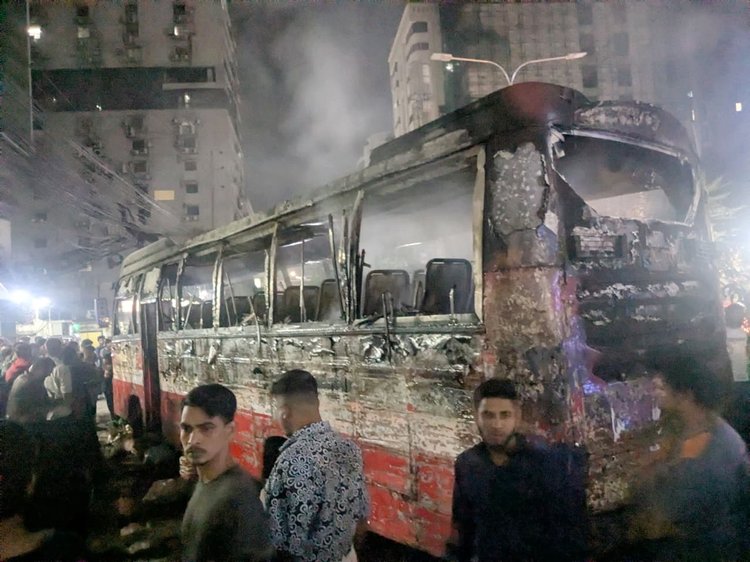 ঢাকার মহাখালী এলাকায় একটি বাসে আগুন দিয়েছে দুর্বৃত্তরা। ছবি: আজকের পত্রিকা