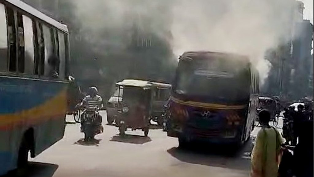 রাজধানীর মিরপুরে বাসে অগ্নিসংযোগ
