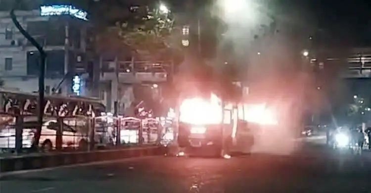 ধানমন্ডিতে ল্যাবএইড হাসপাতালের সামনে বাসে আগুন