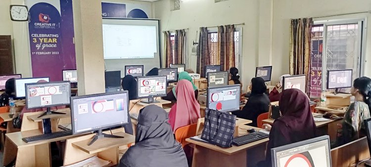 প্রশিক্ষণের মাধ্যমে নারীর কর্মসংস্থান বা আত্মকর্মসংস্থান হচ্ছে। ছবি: সংগৃহীত