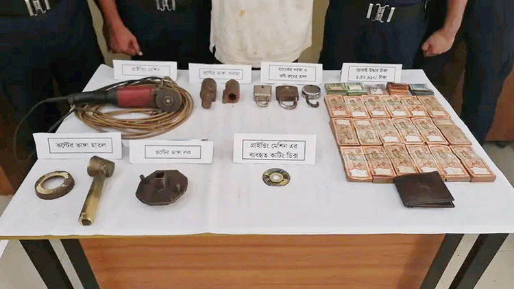 চুরির কাজে ব্যবহৃত সরঞ্জাম ও জব্দ করা টাকা। ছবি: আজকের পত্রিকা