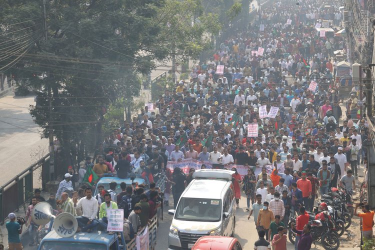 বিএনপির ভারতীয় দূতাবাস অভিমুখে পদযাত্রা কর্মসূচিকে কেন্দ্র করে রাজধানীর রামপুরা, বাড্ডা, গুলশান, নতুনবাজার সড়কে ব্যারিকেড দিয়েছে পুলিশ। ছবি: আজকের পত্রিকা