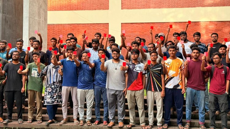 আজ মঙ্গলবার বিকেল ৪টায় বুয়েট শহীদ মিনার প্রাঙ্গণে শিক্ষার্থীরা ডিপ্লোমা কোটাকে লাল কার্ড প্রদর্শন করেন। ছবি: আজকের পত্রিকা