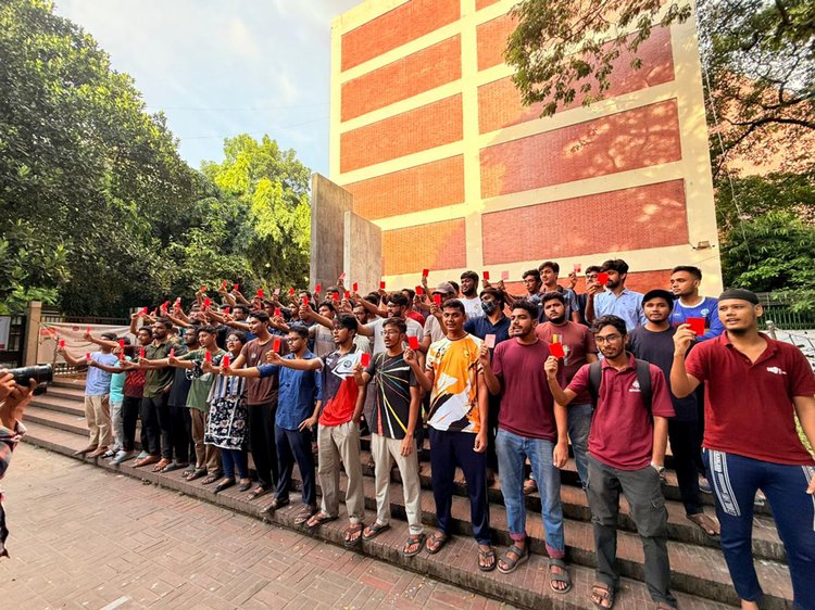 আজ মঙ্গলবার বিকেল ৪টায় বুয়েট শহীদ মিনার প্রাঙ্গণে শিক্ষার্থীরা ডিপ্লোমা কোটাকে লাল কার্ড প্রদর্শন করেন। ছবি: আজকের পত্রিকা