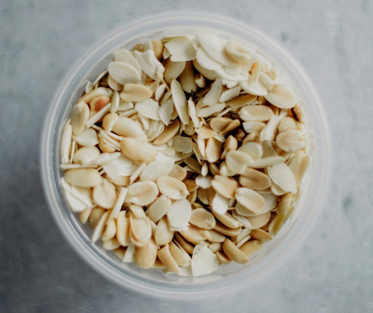 ছত্রাক বা তেতো গন্ধযুক্ত বাদাম কখনোই খাবেন না। ছবি: পেক্সেলস