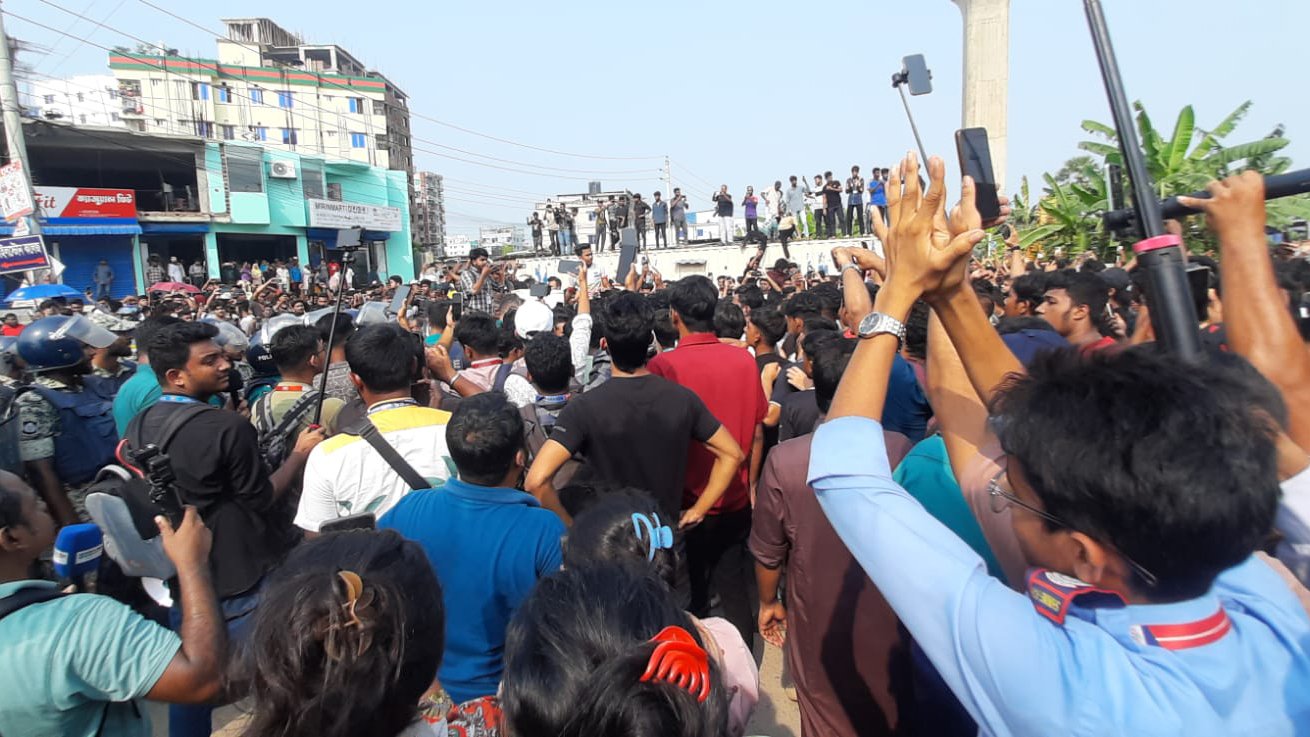 শিক্ষার্থীদের বিক্ষোভের মুখে ৫ ঘণ্টা আটকা, বেরিয়ে আবার অবরুদ্ধ দুই উপদেষ্টা