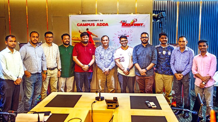 আজকের পত্রিকার ভারপ্রাপ্ত সম্পাদক মো. কামরুল হাসানের সঙ্গে আইডিএলসি ফাইন্যান্সের কর্মকর্তারা ও আজকের পত্রিকার কর্মীরা। ছবি: আজকের পত্রিকা
