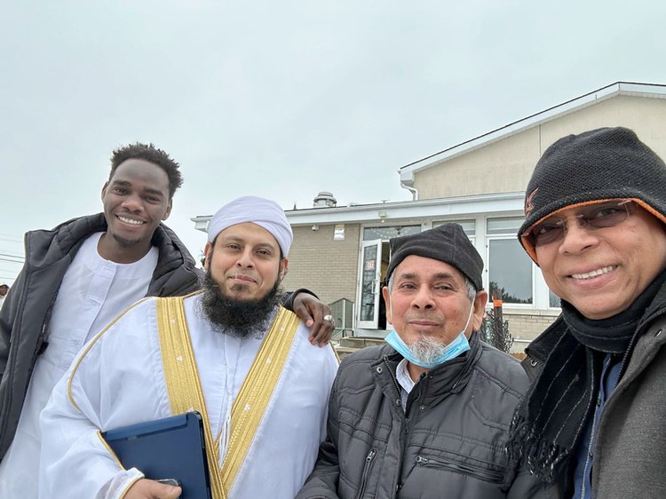 ঈদের জামাতে ভৌগোলিক সীমা আর সাংস্কৃতিক পার্থক্য ভুলে এক কাতারে দাঁড়িয়েছিলেন মুসলিম সম্প্রদায়ের সদস্যরা। ছবি: আজকের পত্রিকা