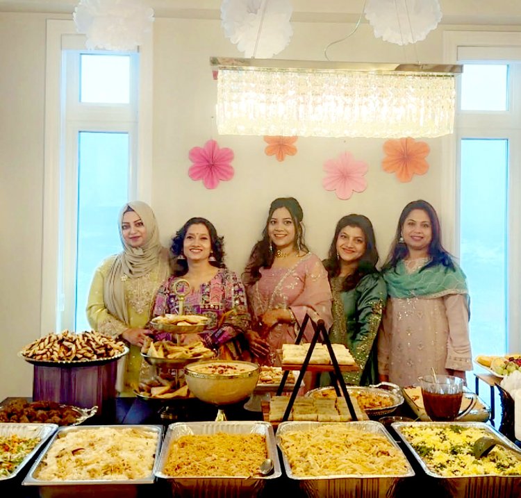 সাংস্কৃতিক অভিযোজনে কানাডায় বসবাসরত প্রবাসী বাঙালি মুসলিমদের খাদ্যতালিকায় ঠাঁই করে নিয়েছে মধ্যপ্রাচ্যের মিষ্টান্নও। ছবি: আজকের পত্রিকা