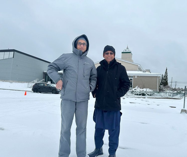 ঈদের দিন তুষারপাত হয়। সেই বৈরী আবহাওয়া উপেক্ষা করেই ঈদ উদ্যাপনে মেতেছিলেন প্রবাসী বাংলাদেশিরা। ছবি: আজকের পত্রিকা